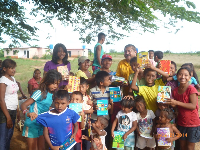 Los niños recibieron útiles escolares gracias a las políticas educativas del Gobierno Nacional.